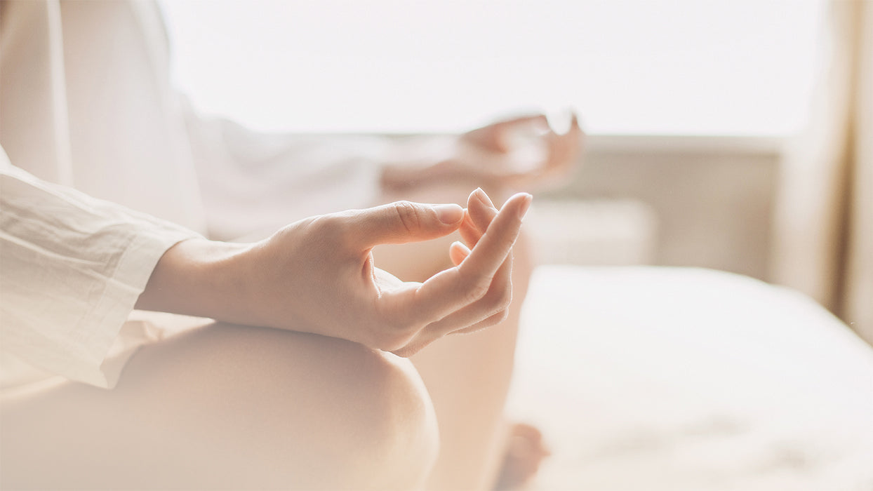 Grossaufnahme Lotussitz Haende auf Knien